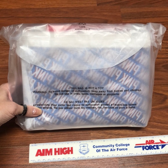 NWT—VS PINK waterproof makeup bag - Picture 3 of 8